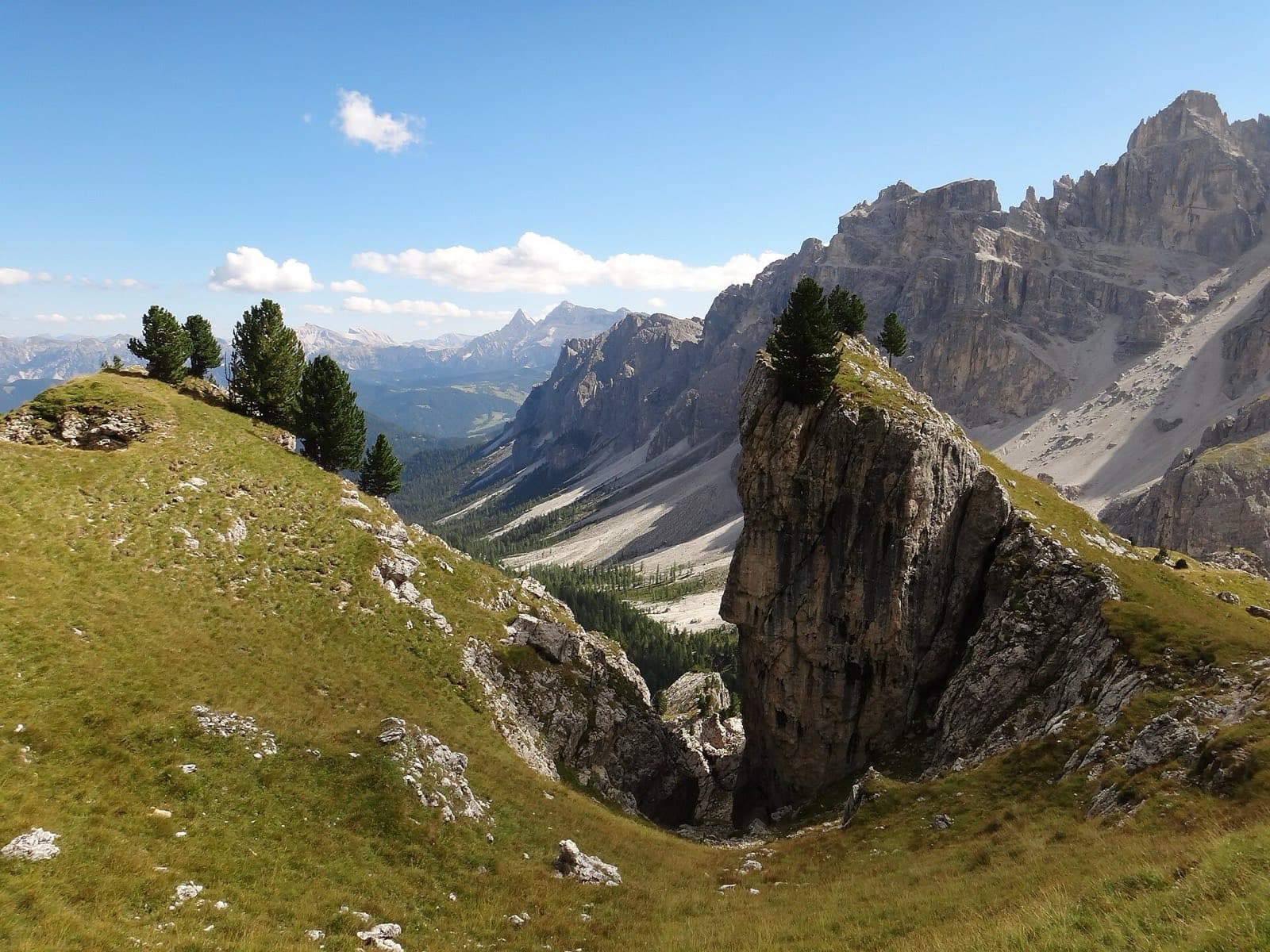 Dolomitské štíty mezi Rifugio Genova a Rifugio Puez na Alta Via 2