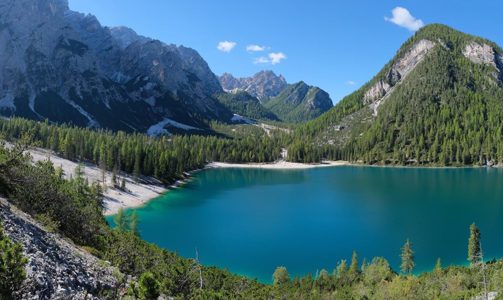 Tyrkysové jezero Lago di Braies pod dolomitskými štíty v Jižním Tyrolsku