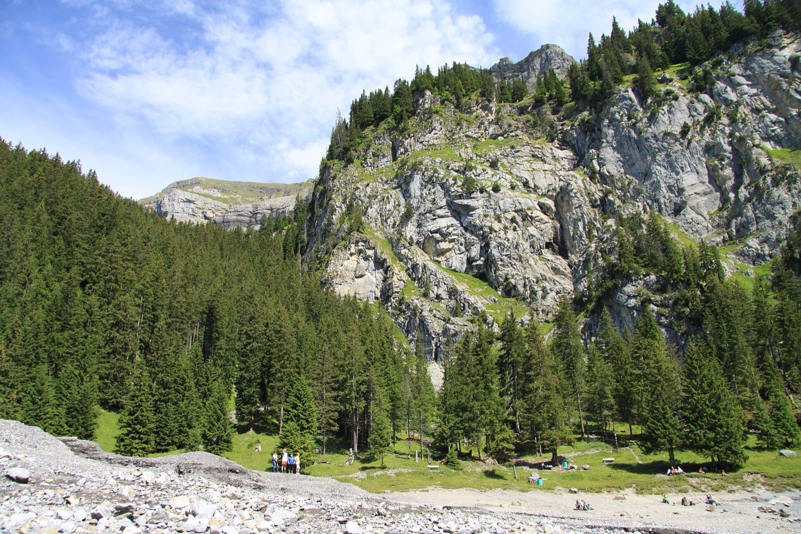 Horské jezero Oeschinensee v Bernských Alpách na Via Alpina